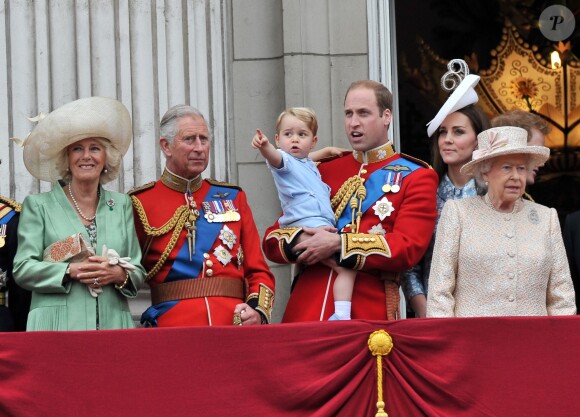 Camilla Parker Bowles, le prince Charles, le prince William, le prince George, Kate Middleton et la reine Elizabeth II au balcon de Buckingham lors de Trooping the Colour le 13 juin 2015 à Londres, parade qui célèbre l'anniversaire officiel de la reine.
