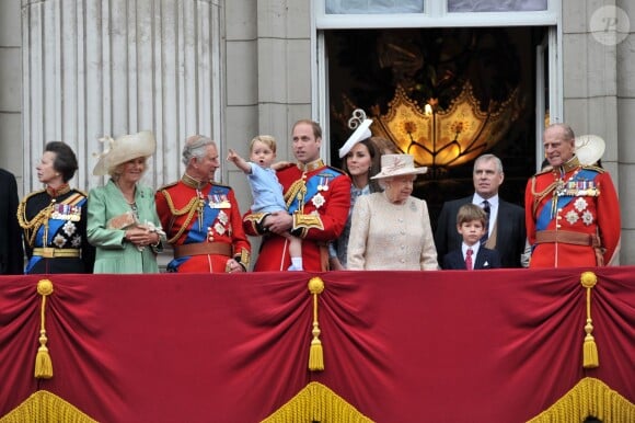La princesse Anne, Camilla Parker Bowles, le prince Charles, le prince William, le prince George, Kate Middleton, la reine Elizabeth II, le prince Andrew et le duc d'Edimbourg au balcon de Buckingham lors de Trooping the Colour le 13 juin 2015 à Londres, parade qui célèbre l'anniversaire officiel de la reine.