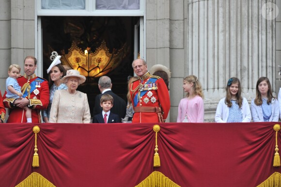 Le prince George, le duc et la duchesse de Cambridge, la reine Elizabeth II, James, vicomte Severn, le duc d'Edimbourg, Lady Louise Windsor au balcon de Buckingham lors de Trooping the Colour le 13 juin 2015 à Londres, parade qui célèbre l'anniversaire officiel de la reine. 