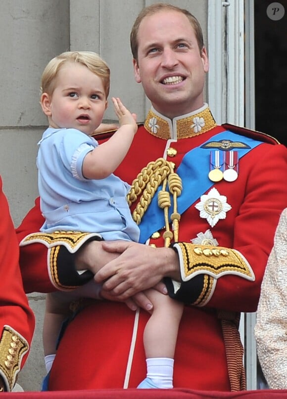 Le prince William avec le prince George de Cambridge lors de Trooping the Colour le 13 juin 2015 à Londres, parade qui célèbre l'anniversaire officiel de la reine.