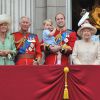 La princesse Anne, Camilla Parker Bowles, le prince Charles, le prince William, le prince George, Kate Middleton, la reine Elizabeth II, le prince Harry et le vicomte James au balcon de Buckingham lors de Trooping the Colour le 13 juin 2015 à Londres, parade qui célèbre l'anniversaire officiel de la reine.