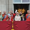 Timothy Laurence, la princesse Anne, Camilla Parker Bowles, le prince Charles, le prince William, le prince George, Kate Middleton, la reine Elizabeth II , le prince Harry, le vicomte James et le duc d'Edimbourg au balcon de Buckingham lors de Trooping the Colour le 13 juin 2015 à Londres, parade qui célèbre l'anniversaire officiel de la reine.