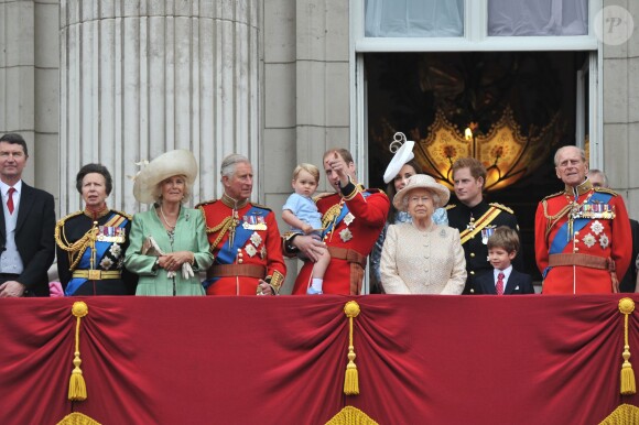 Timothy Laurence, la princesse Anne, Camilla Parker Bowles, le prince Charles, le prince William, le prince George, Kate Middleton, la reine Elizabeth II , le prince Harry, le vicomte James et le duc d'Edimbourg au balcon de Buckingham lors de Trooping the Colour le 13 juin 2015 à Londres, parade qui célèbre l'anniversaire officiel de la reine.