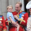 Le prince William, duc de Cambridge, et le prince George de Cambridge au balcon de Buckingham lors de Trooping the Colour le 13 juin 2015 à Londres, parade qui célèbre l'anniversaire officiel de la reine.