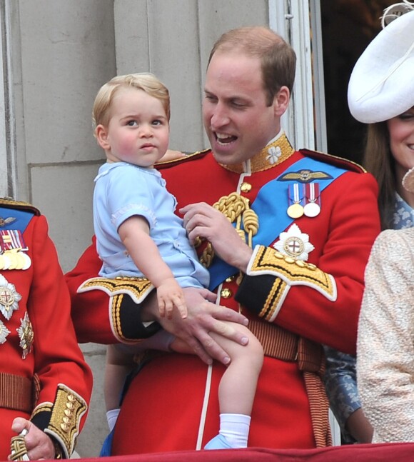 Le prince William, duc de Cambridge, et le prince George de Cambridge au balcon de Buckingham lors de Trooping the Colour le 13 juin 2015 à Londres, parade qui célèbre l'anniversaire officiel de la reine.