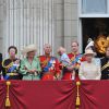 Timothy Laurence, la princesse Anne, Camilla Parker Bowles, le prince Charles, le prince William, le prince George, Kate Middleton, la reine Elizabeth II le prince Harry le vicomte James et le prince Philip au balcon de Buckingham lors de Trooping the Colour le 13 juin 2015 à Londres, parade qui célèbre l'anniversaire officiel de la reine.