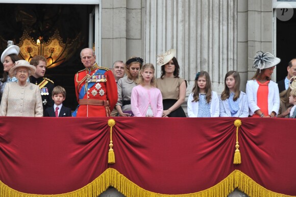 La reine Elizabeth II, le prince Harry, le vicomte James, le duc d'Edimbourg, le prince Andrew, la princesse Beatrice d'York, Lady Louise Windsor, la princesse Eugenie d'York au balcon de Buckingham lors de Trooping the Colour le 13 juin 2015 à Londres, parade qui célèbre l'anniversaire officiel de la reine.
