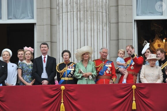 Timothy Laurence, la princesse Anne, Camilla Parker Bowles, le prince Charles, le prince William, le prince George, Kate Middleton et la reine Elizabeth II et le prince Harry au balcon de Buckingham lors de Trooping the Colour le 13 juin 2015 à Londres, parade qui célèbre l'anniversaire officiel de la reine.
