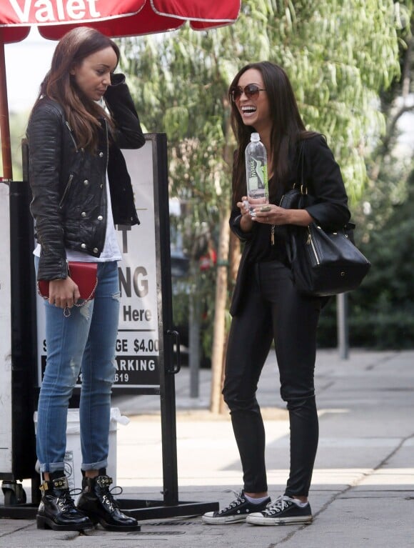 Cara Santana et Ashley Madekwe a la sortie du restaurant Izakaya a West Hollywood, le 10 octobre 2013. 