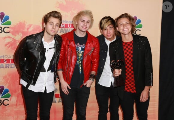 Le membres du groupe "5 Seconds of Summer" posant dans la salle de presse lors de la cérémonie des "iHeartRadio Awards 2015" au Shrine Auditorium à Los Angeles, le 29 mars 2015. 