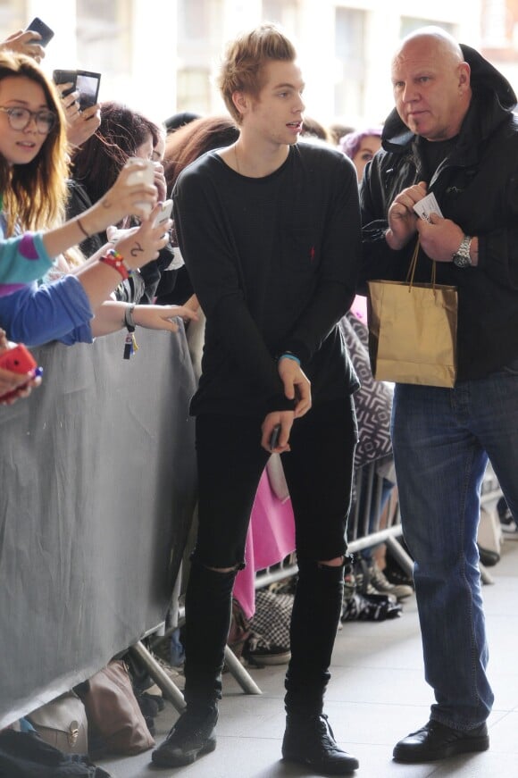 Luke Hemmings - Les membres du groupe "5 Seconds Of Summer" (5SOS) signent des autographes à leurs fans à leur arrivée dans les studios de la Radio One à Londres, le 1er juillet 2014.  