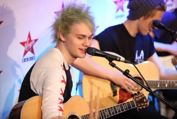 Michael Clifford (guitare, choeur) - Le groupe pop rock australien "5 Seconds Of Summer", formé à Sydney en 2011, chez Virgin Radio à Paris, le 26 juin 2014.