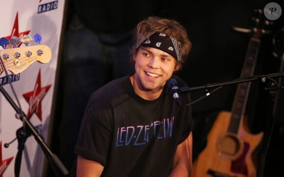 Ashton Irwin (batterie, choeur) - Le groupe pop rock australien "5 Seconds Of Summer", formé à Sydney en 2011, chez Virgin Radio à Paris, le 26 juin 2014. Le groupe est passé en première partie du concert des "One Direction" au Stade de France. 