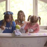 Jessica Alba : Femme de ménage avec ses filles, mais toujours glamour !