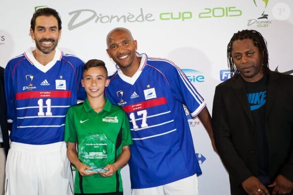 Robert Pirès et Olivier Dacourt lors d'un match de gala avec France 98 pour l'Academie Bernard Diomède à Issy-les-Moulineaux, le 1er juin 2015. 
