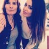 Aurélie Preston (Les Marseillais en Thailande) prend la pose près de sa grand-mère, celle qui l'a élevée