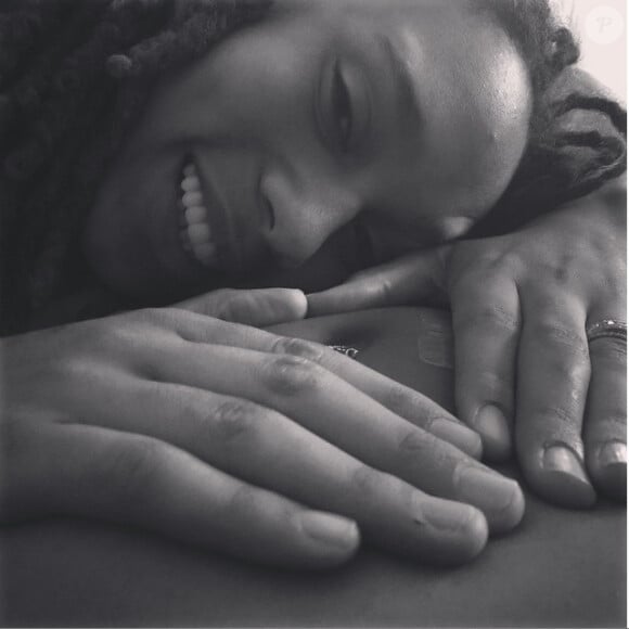 Brittney Griner sur le ventre de son épouse Glory Johnson, enceinte - Photo publiée sur Instagram le 5 juin 2015