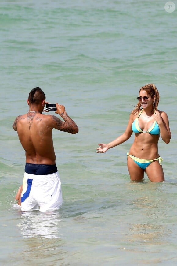 Arturo Vidal, joueur star de la Juventus de Turin, profite de ses vacances à Miami avec son épouse Maria Teresa Matus le 25 juin 2013