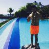 Kev Adams pose torse nu dans un décor paradisiaque à Tahiti, en juin 2015