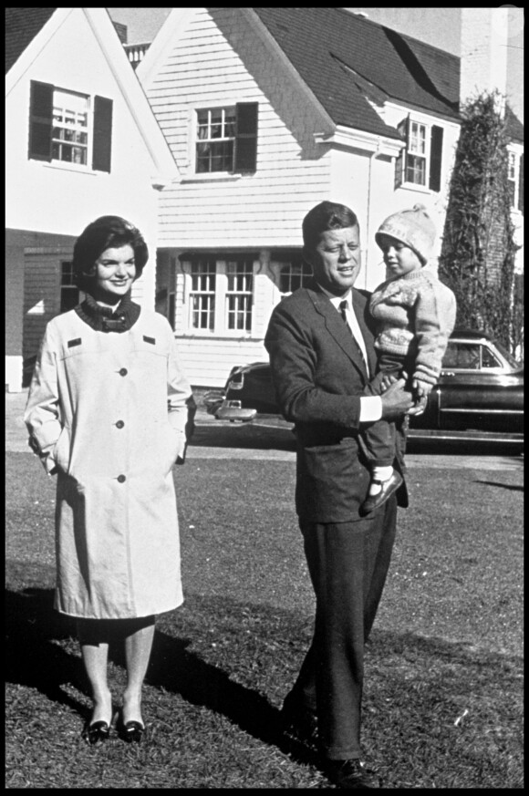 Jackie Kennedy et JFK avec leur fille Caroline (1959-1961).