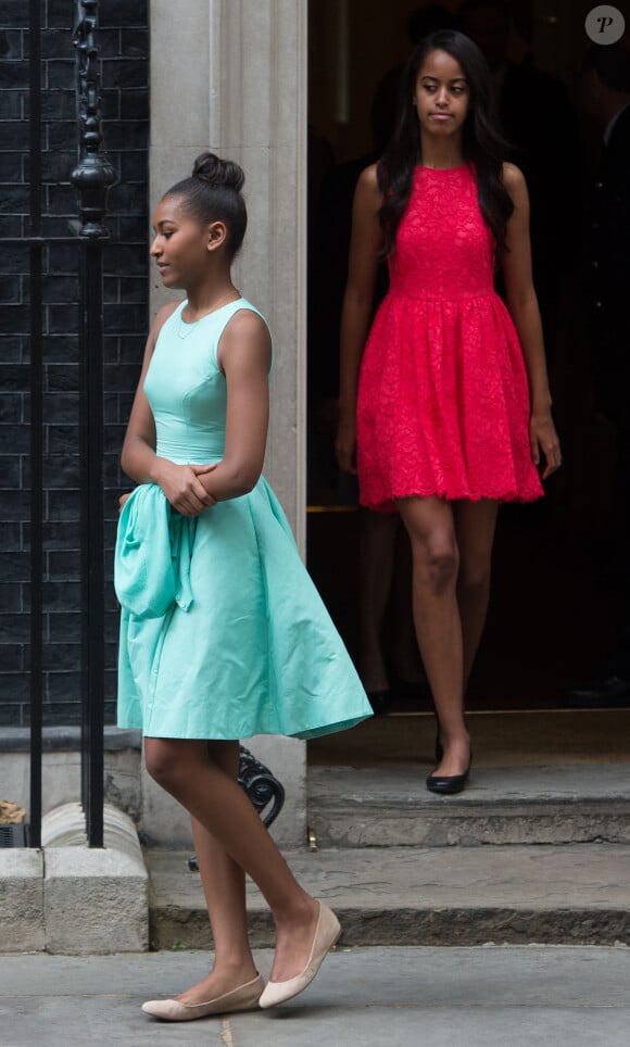 Malia et Sasha sortent de chez le premier ministre anglais David Cameron, le 17 juin 2015