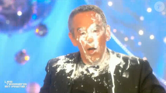Thierry Ardisson, plein de crème fouettée après avoir été entarté par Alessandra Sublet, dans Les Terriens en prime, le samedi 20 juin 2015.