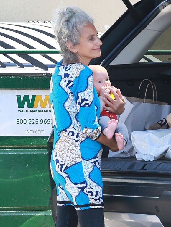 Rachel Bilson : sa fille Briar dans les bras de sa mère Janice en train de faire du shopping à Los Angeles le 19 juin 2015