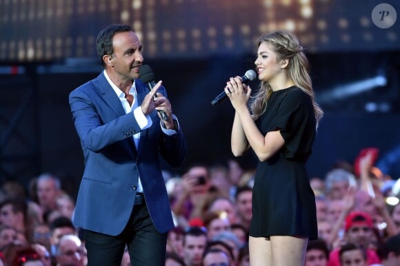 Exclusif - Nikos Aliagas Louane Emera, dans les arènes de Nîmes à l'occasion de la spéciale Fête de la musique de l'émission La Chanson de l'année sur TF1, le samedi 20 juin 2015.