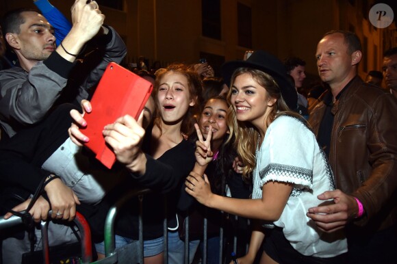 Exclusif - Louane Emera rencontre ses fans, dans les arènes de Nîmes à l'occasion de la spéciale Fête de la musique de l'émission La Chanson de l'année sur TF1, le samedi 20 juin 2015.