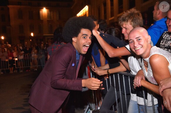 Exclusif - Gwendal Marimoutou, membre de la troupe de la comédie musicale Résiste, rencontre ses fans, dans les arènes de Nîmes à l'occasion de la spéciale Fête de la musique de l'émission La Chanson de l'année sur TF1, le samedi 20 juin 2015.