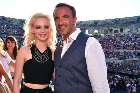 Exclusif - Madilyn Bailey et Nikos Aliagas, dans les arènes de Nîmes à l'occasion de la spéciale Fête de la musique de l'émission La Chanson de l'année sur TF1, le samedi 20 juin 2015.