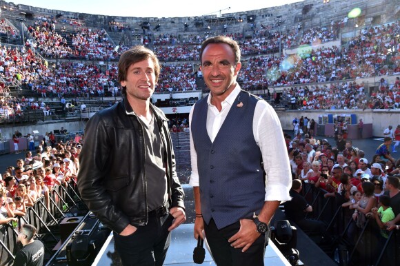 Exclusif - Thomas Dutronc et Nikos Aliagas, dans les arènes de Nîmes à l'occasion de la spéciale Fête de la musique de l'émission La Chanson de l'année sur TF1, le samedi 20 juin 2015.