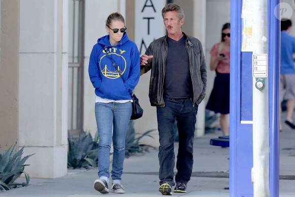 Sean Penn se balade avec sa fille Dylan à Los Angeles, le 21 juin 2015.