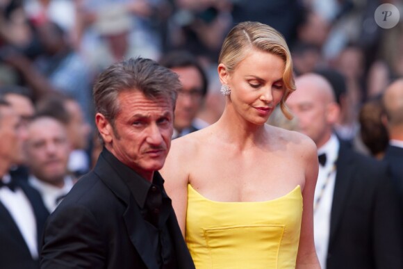 Charlize Theron et son fiancé Sean Pen lors du 68e Festival International du Film de Cannes, le 14 mai 2015.