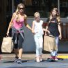 Denise Richards fait du shopping pour "Memorial Day" avec ses filles Sam et Lola à Beverly Glen, le 23 mai 2015