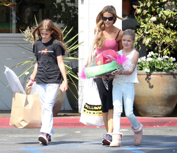 Denise Richards fait du shopping pour "Memorial Day" avec ses filles Sam et Lola à Beverly Glen, le 23 mai 2015