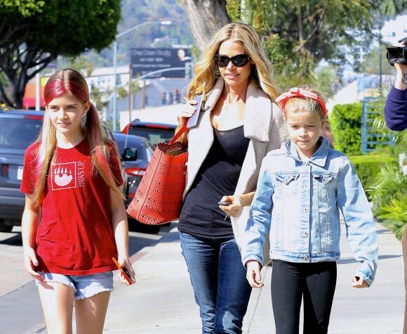 Denise Richards emmène ses filles Sam et Lola chez le dermatologue à Los Angeles, le 9 mars 2015
