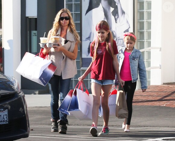 Denise Richards fait du shopping avec ses filles Sam et Lola à West Hollywood. La petite Sam s'est teint les cheveux en rouge! Le 9 mars 2015