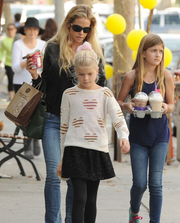 Denise Richards emmène ses filles Sam et Lola chez "Coffee Bean" à Brentwood, le 15 novembre 2014.
