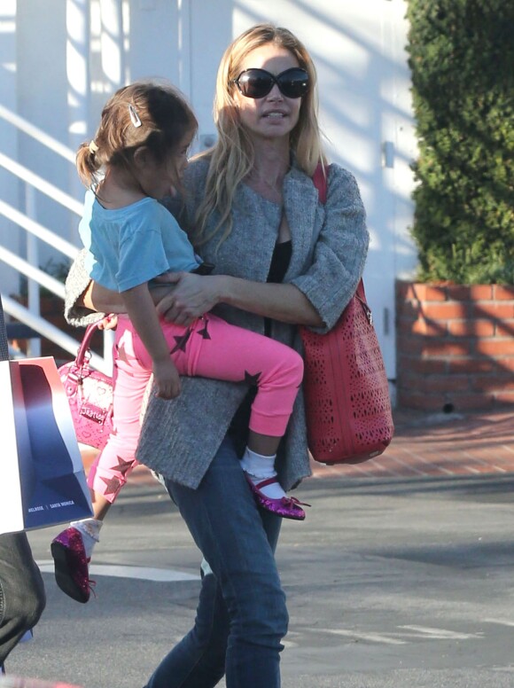 Semi-Exclusif - Denise Richards et sa fille Eloise font du shopping chez Fred Segal à West Hollywood, le 1er novembre 2014.