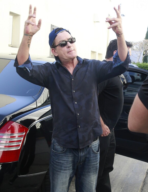 Charlie Sheen est allé déjeuner avec des amis à Beverly Hills, le 19 mars 2015  