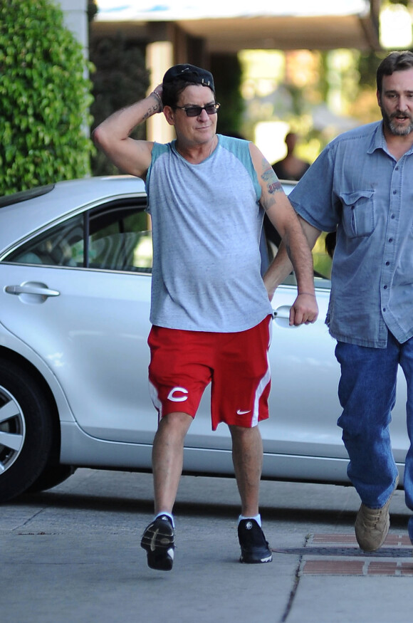 Charlie Sheen, semble ivre dans les rues de Los Angeles avec son garde du corps, le 25 septembre 2014