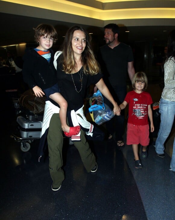 Brooke Mueller pose avec ses fils Max et Bob Sheen à son arrivée à l'aéroport LAX de Los Angeles. Le 18 août 2014