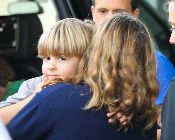 Brooke Mueller (l'ex femme de Charlie Sheen) va chercher ses enfants Bob et Max a l'ecole a Los Angeles le 12 novembre 2013.