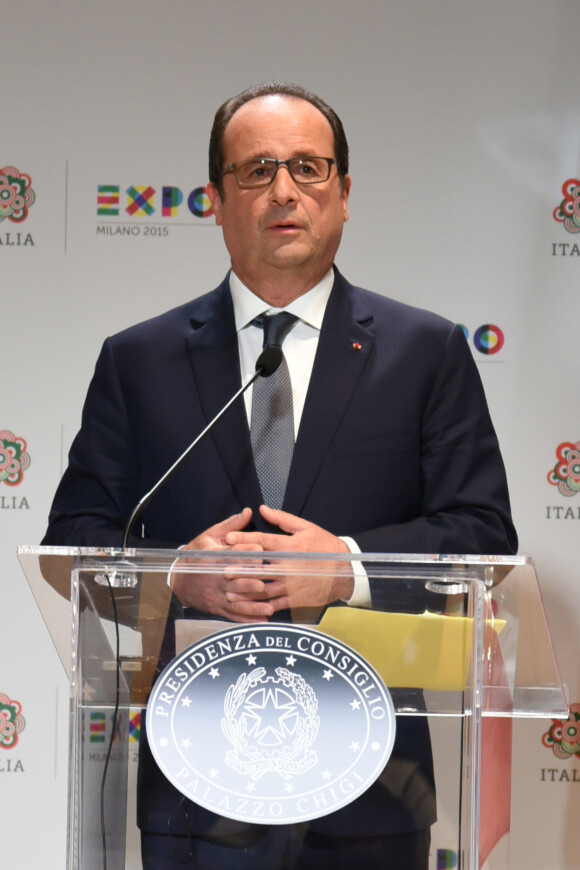 Le président François Hollande donne une conference de presse commune avec le chef du gouvernement italien Matteo Renzi lors de leur visite à l'Exposition Universelle 2015 à Milan, le 21 juin 2015