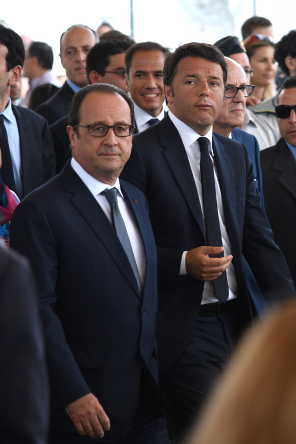 Le président François Hollande et le chef du gouvernement italien Matteo Renzi visitent le pavillon français de l'Exposition Universelle 2015 à Milan, le 21 juin 2015