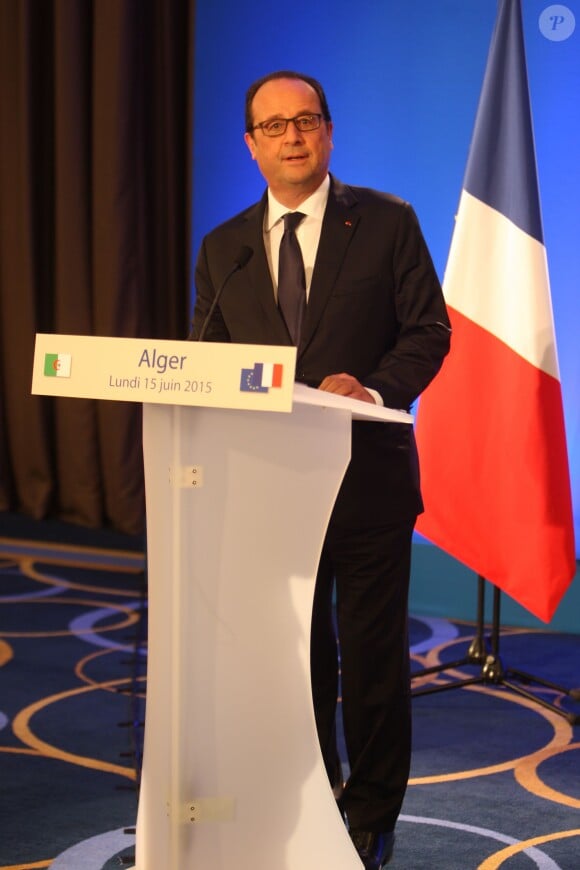 Le président François Hollande lors d'une conférence de presse à l'hôtel El Aurassi à Alger, le 15 juin 2015.