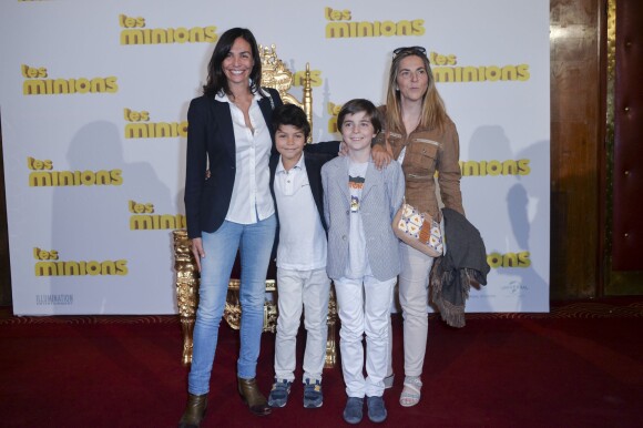 Inés Sastre et son fils Diego et des amis - Avant première du film "Les Minions" au Grand Rex à Paris le 23 juin 2015