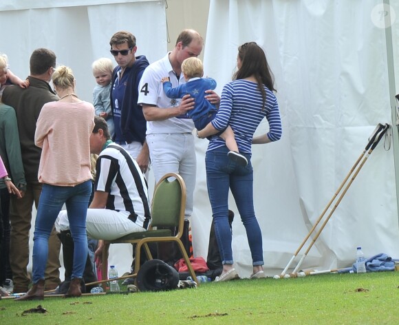 Le prince William retrouve son épouse Kate Middleton et son fils le prince George de Cambridge après avoir disputé un match de polo caritatif, le 14 juin 2015 au Beaufort Polo Club, dans le Gloucestershire.