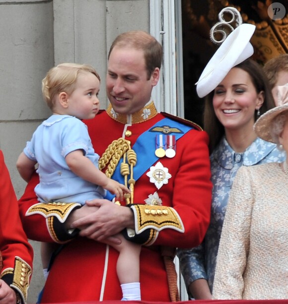 Le prince George de Cambridge, qui aura 2 ans le 22 juillet 2015, a assisté pour la première fois le 13 juin 2015 à la parade Trooping the Colour, à laquelle prenaient part ses parents Kate Middleton et le prince William, duc et duchesse de Cambridge.